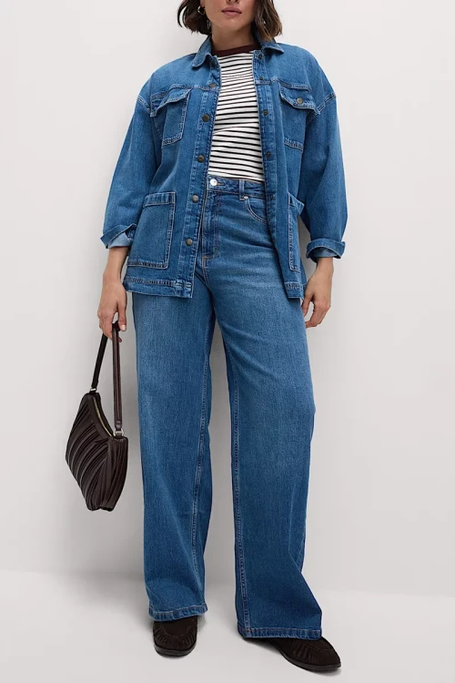 M&S-ciemnce-jeansy-spodnie-wilde-szerokie-nogawki-modelka-przod.webp