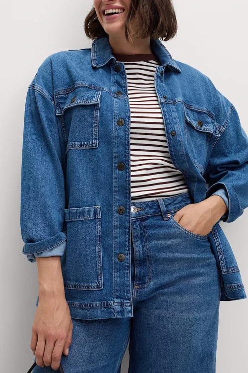 M&S-ciemnce-jeansy-spodnie-wilde-szerokie-nogawki-modelka-zblizenie.webp