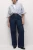 M&S-granatowe-jeansy-spodnie-wilde-szerokie-nogawki-modelka-przod2.webp
