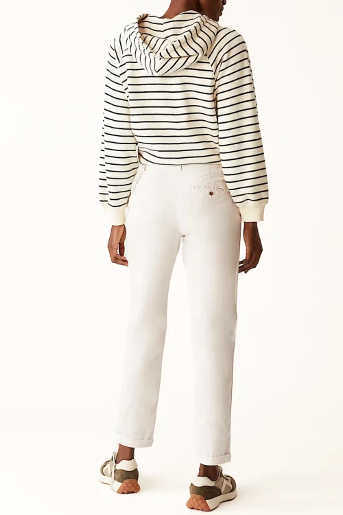 Marks&Spencer-biale-damskie-spodnie-chino-chinosy-modelka-tyl.webp