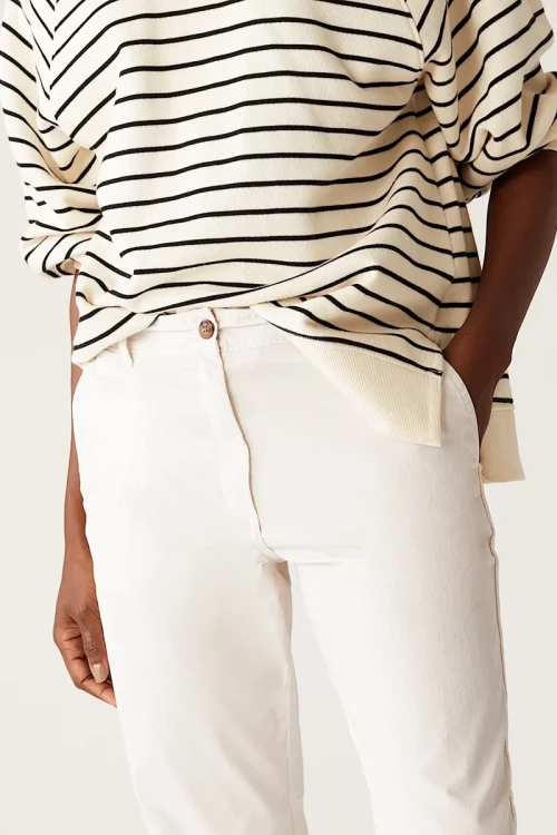 Marks&Spencer-biale-damskie-spodnie-chino-chinosy-modelka-zblizenie.webp