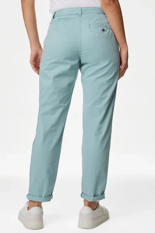 Marks&Spencer-blekitne-damskie-spodnie-chino-chinosy-modelka-tyl.webp