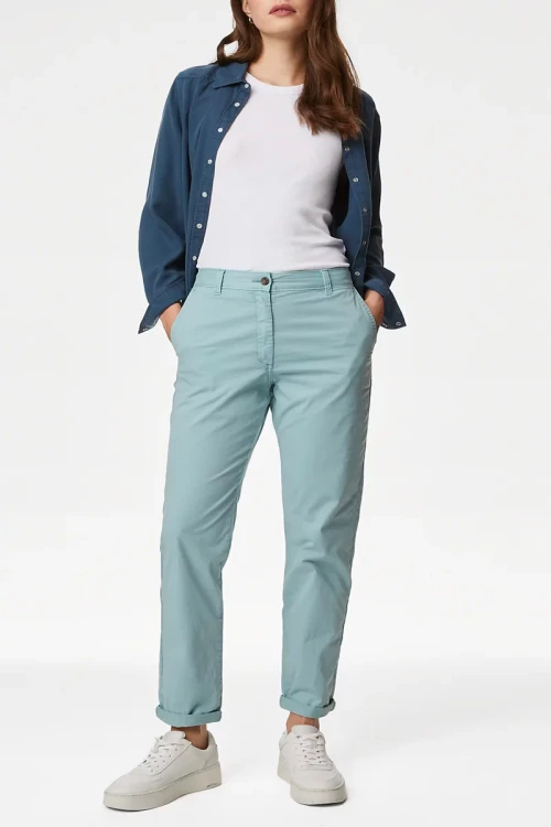 Marks&Spencer-blekitne-damskie-spodnie-chino-chinosy-modelka-przod.webp