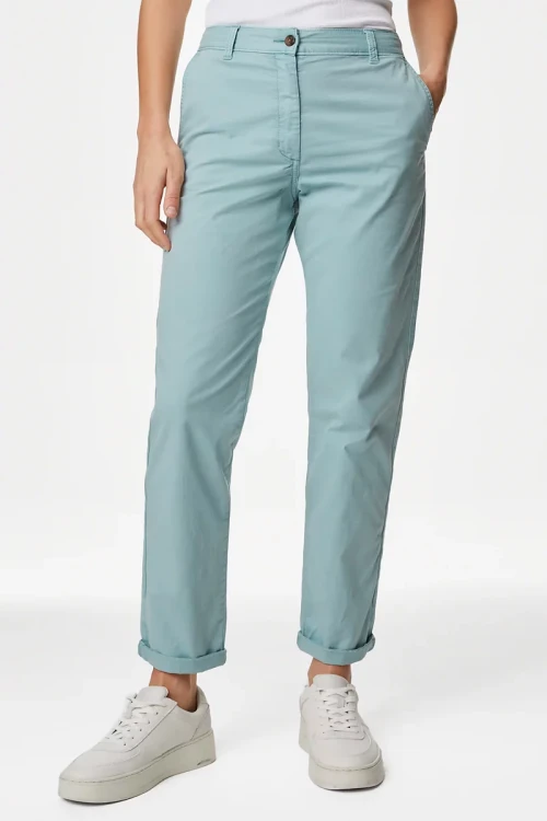 Marks&Spencer-blekitne-damskie-spodnie-chino-chinosy-modelka-przod2.webp