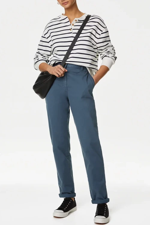 Marks&Spencer-ciemnoniebieskie-damskie-spodnie-chino-chinosy-modelka-przod.webp