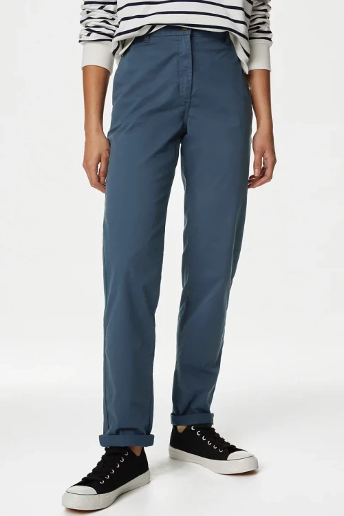 Marks&Spencer-ciemnoniebieskie-damskie-spodnie-chino-chinosy-modelka-przod2.webp