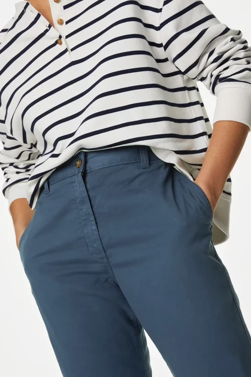 Marks&Spencer-ciemnoniebieskie-damskie-spodnie-chino-chinosy-modelka-zblizenie.webp