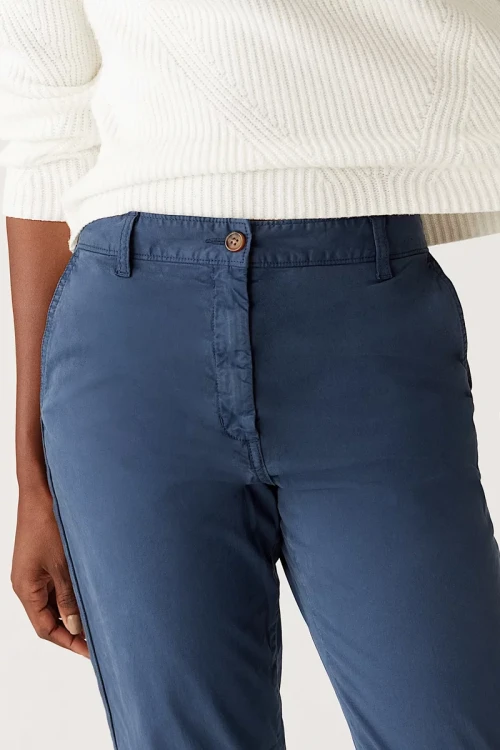 Marks&Spencer-ciemnoniebieskie-damskie-spodnie-chino-chinosy-modelka-zblizenie2.webp