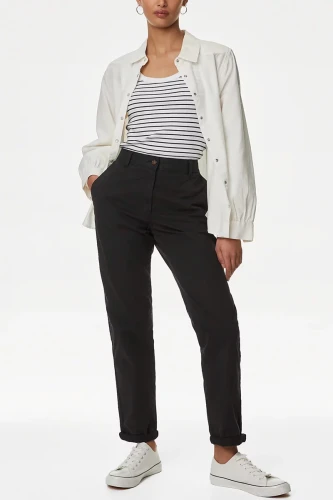 Marks&Spencer-czarne-damskie-spodnie-chino-chinosy-modelka-przod.webp