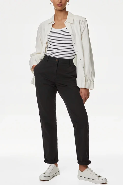 Marks&Spencer-czarne-damskie-spodnie-chino-chinosy-modelka-przod.webp