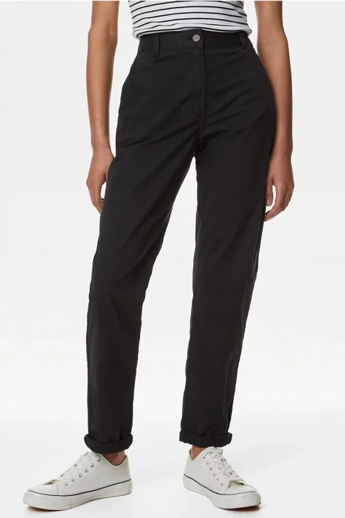 Marks&Spencer-czarne-damskie-spodnie-chino-chinosy-modelka-przod2.webp