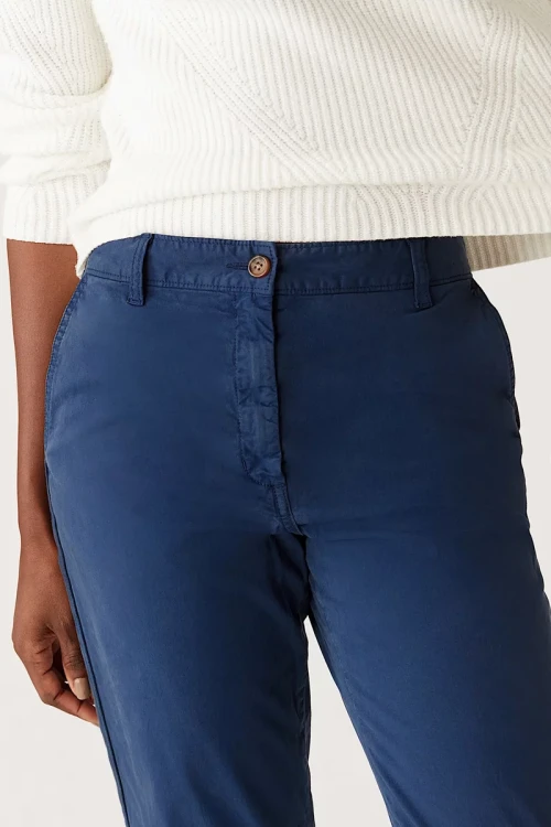 Marks&Spencer-granatowe-damskie-spodnie-chino-chinosy-modelka-zblizenie2.webp