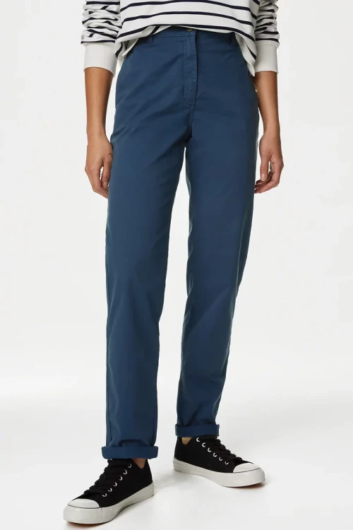 Marks&Spencer-granatowe-damskie-spodnie-chino-chinosy-modelka-przod2.webp