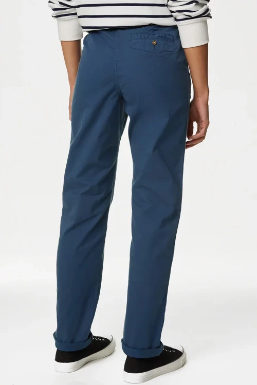 Marks&Spencer-granatowe-damskie-spodnie-chino-chinosy-modelka-tyl.webp