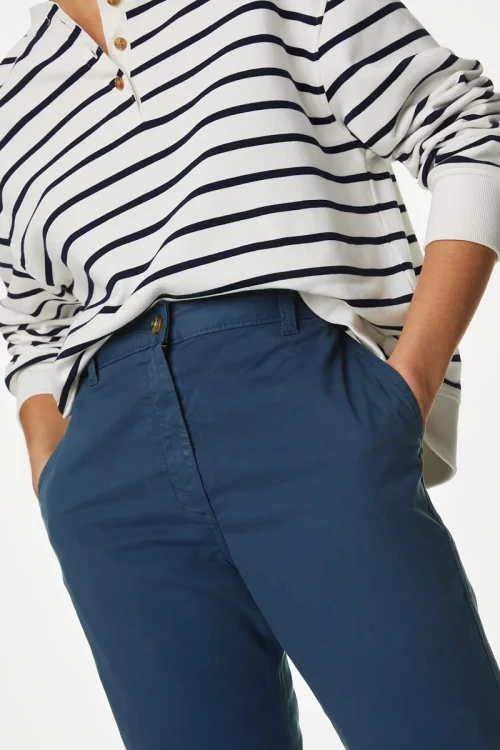 Marks&Spencer-granatowe-damskie-spodnie-chino-chinosy-modelka-zblizenie.webp