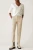 Marks&Spencer-kremowe-damskie-spodnie-chino-chinosy-modelka-przod2.webp