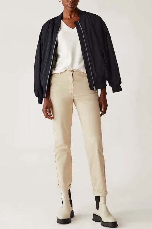 Marks&Spencer-kremowe-damskie-spodnie-chino-chinosy-modelka-przod.webp