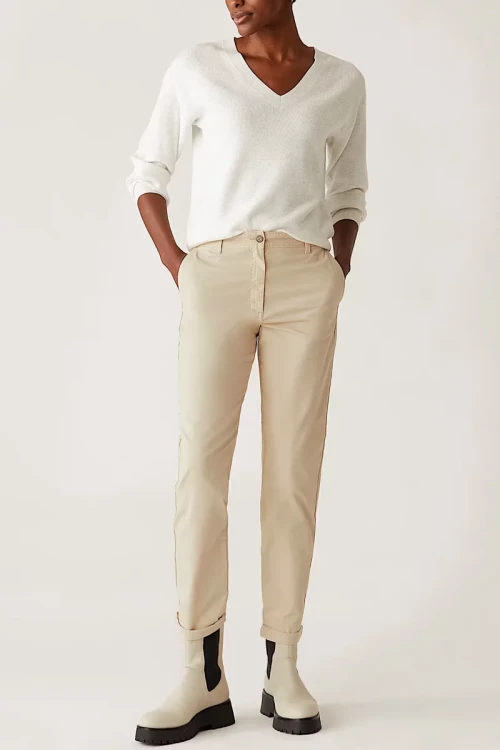 Marks&Spencer-kremowe-damskie-spodnie-chino-chinosy-modelka-przod2.webp
