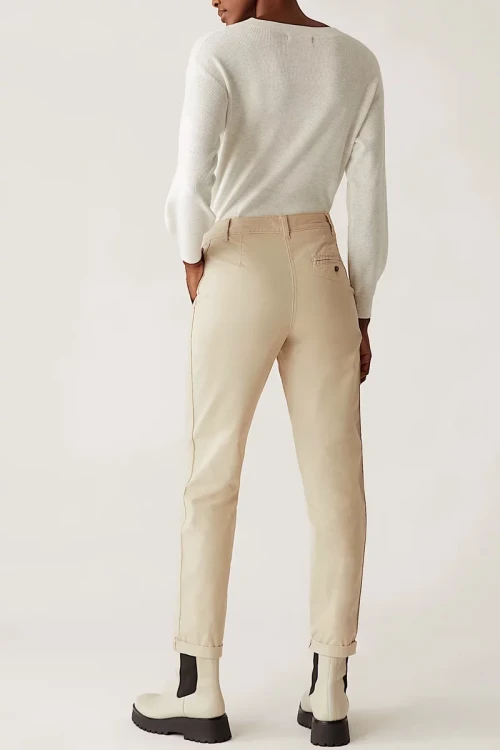 Marks&Spencer-kremowe-damskie-spodnie-chino-chinosy-modelka-tyl.webp