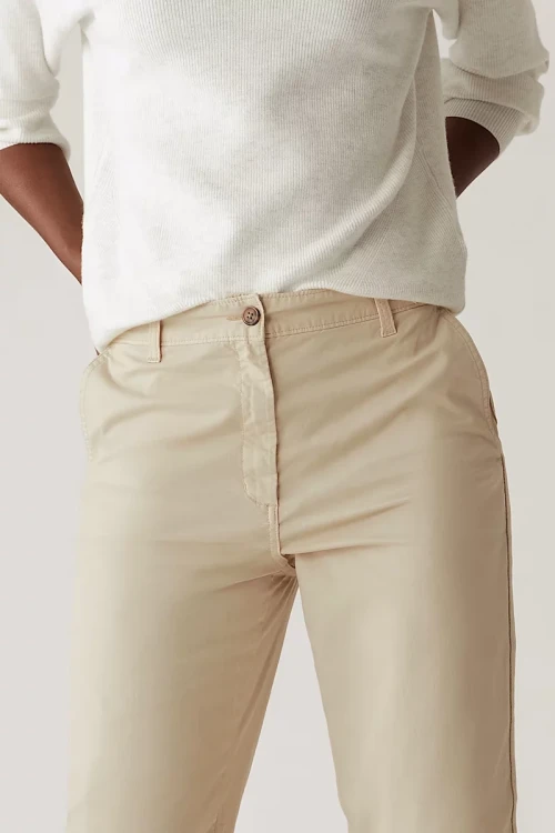 Marks&Spencer-kremowe-damskie-spodnie-chino-chinosy-modelka-zblizenie.webp
