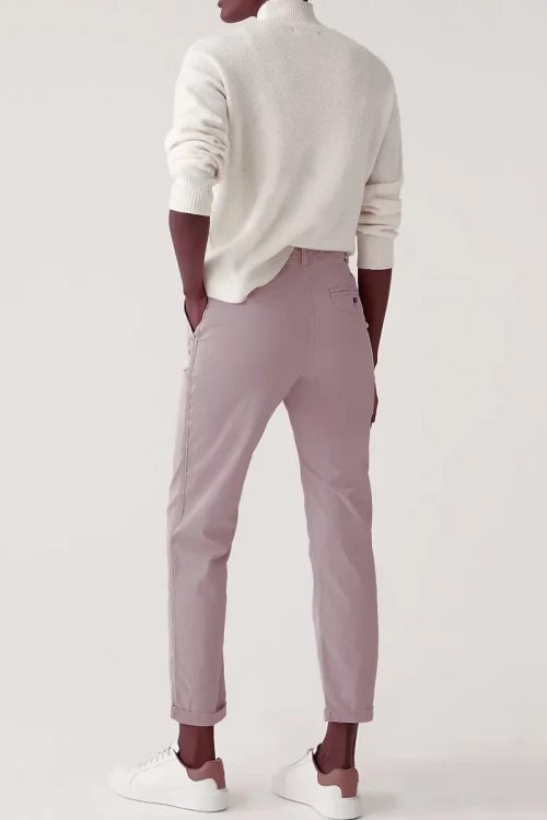 Marks&Spencer-liliowe-damskie-spodnie-chino-chinosy-modelka-tyl.webp