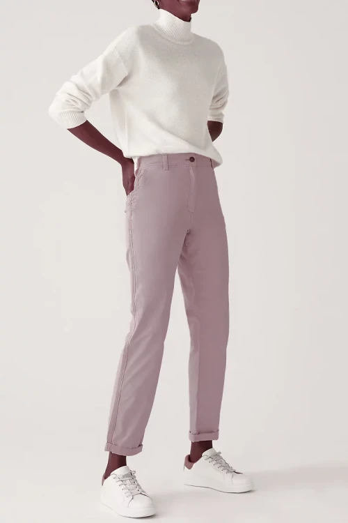 Marks&Spencer-liliowe-damskie-spodnie-chino-chinosy-modelka-przod.webp