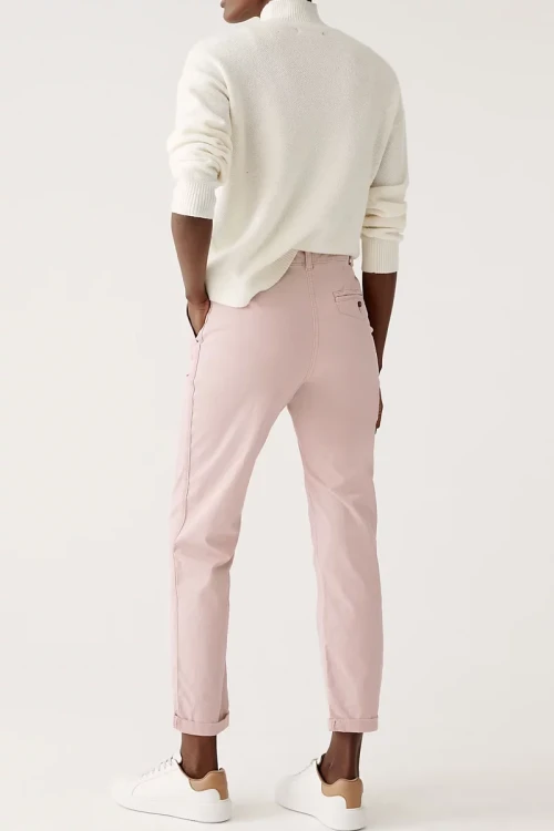 Marks&Spencer-pudrowy-roz-damskie-spodnie-chino-chinosy-modelka-tyl.webp