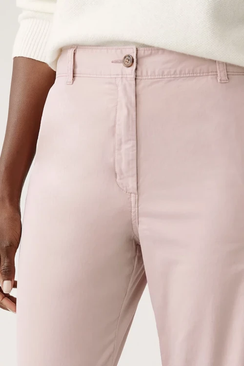 Marks&Spencer-pudrowy-roz-damskie-spodnie-chino-chinosy-modelka-zblizenie.webp