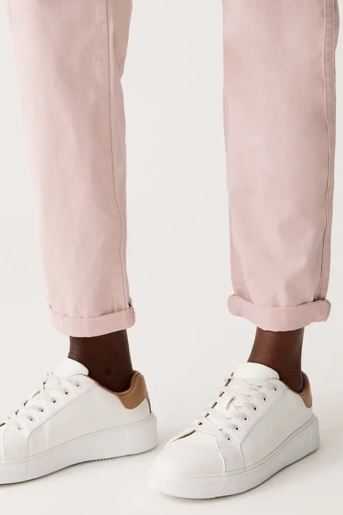 Marks&Spencer-pudrowy-roz-damskie-spodnie-chino-chinosy-modelka-zblizenie2.webp
