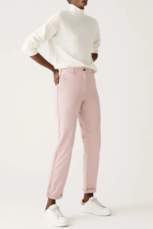 Marks&Spencer-pudrowy-roz-damskie-spodnie-chino-chinosy-modelka-przod.webp
