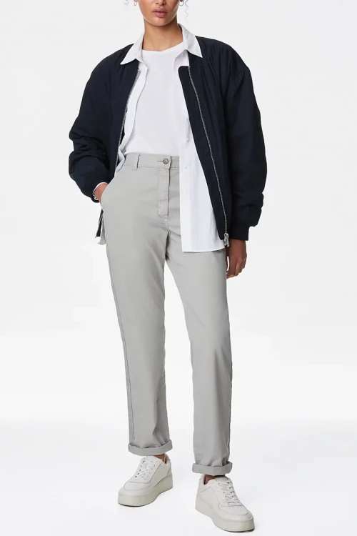 Marks&Spencer-szare-damskie-spodnie-chino-chinosy-modelka-przod.webp