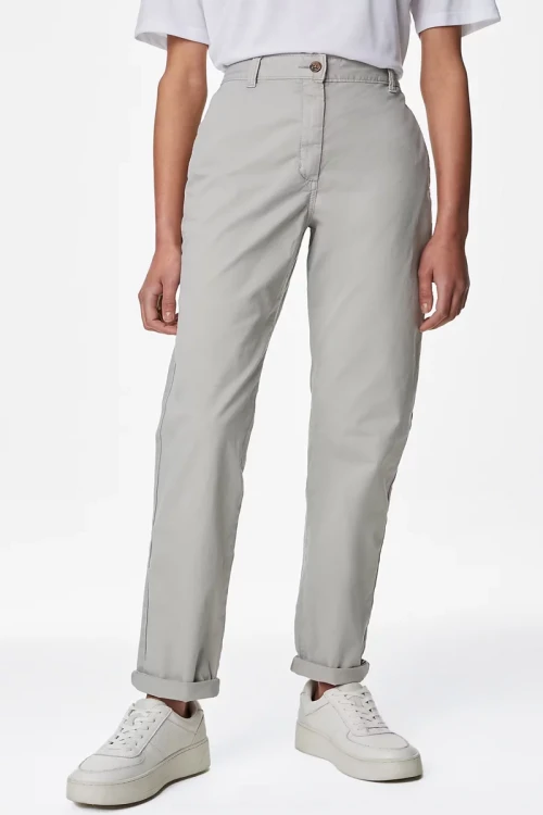 Marks&Spencer-szare-damskie-spodnie-chino-chinosy-modelka-przod2.webp