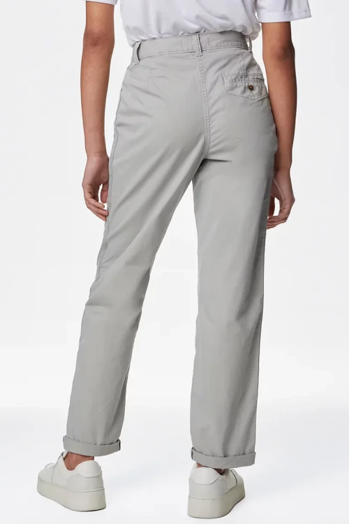 Marks&Spencer-szare-damskie-spodnie-chino-chinosy-modelka-tyl.webp