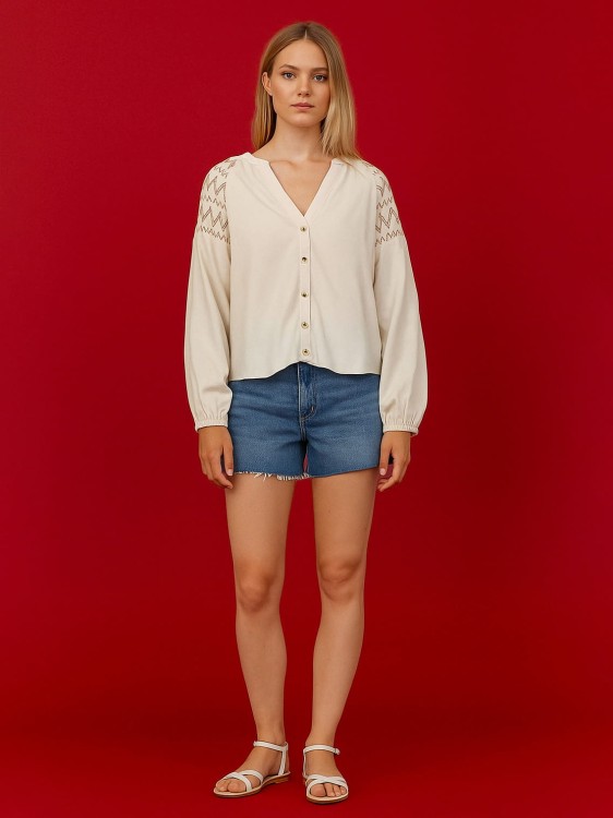 Nutmeg-bezowa-koszula-haft-wiskoza-len-bawelna-lyocel-modelka1.jpg