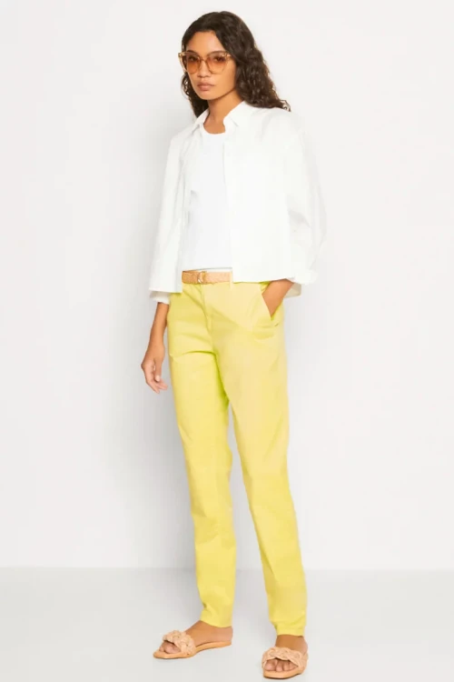 Esprit-cytrynowe-spodnie-chinosy-modelka-przod.webp