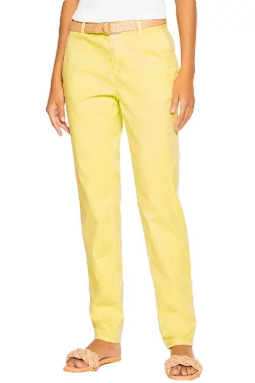 Esprit-cytrynowe-spodnie-chinosy-modelka-przod2.webp