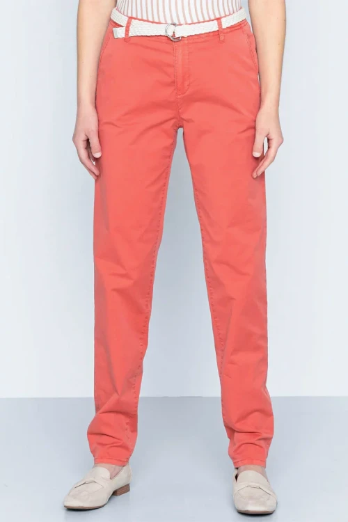 esprit-koralowe-spodnie-chinosy-modelka-przod.webp