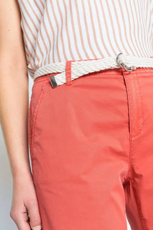 esprit-koralowe-spodnie-chinosy-modelka-zblizenie.webp