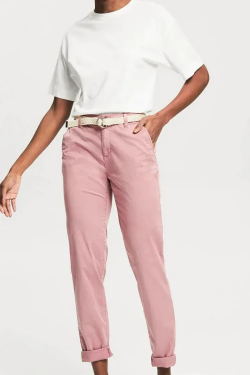 Esprit-rozowe-spodnie-chinosy-modelka-przod.webp