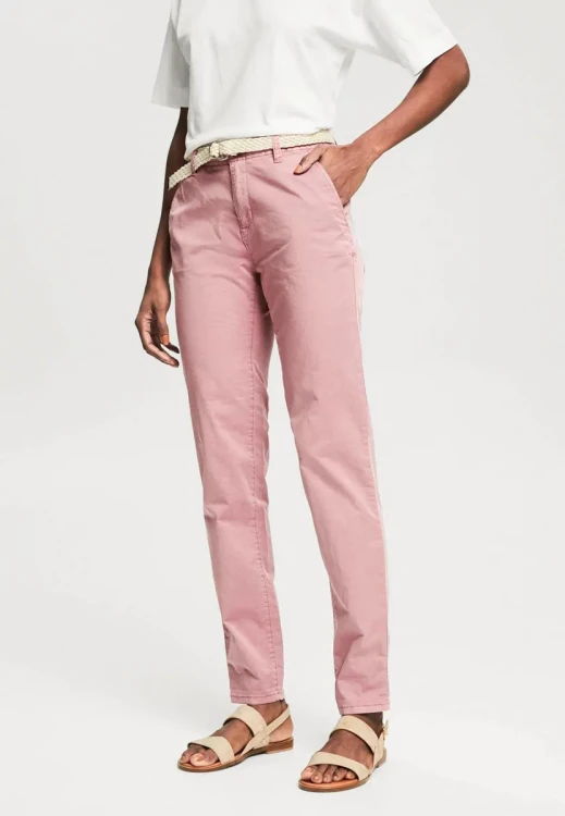 Esprit-rozowe-spodnie-chinosy-modelka-przod2.webp