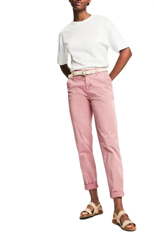 Esprit-rozowe-spodnie-chinosy-modelka-przod3.webp