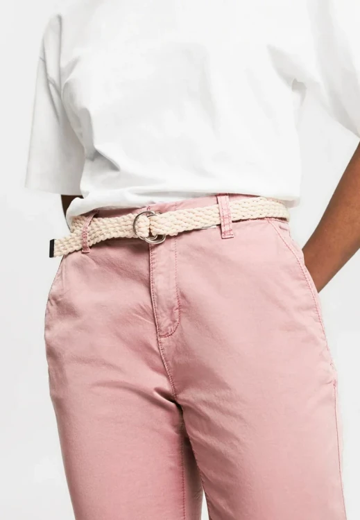 Esprit-rozowe-spodnie-chinosy-modelka-zblizenie.webp