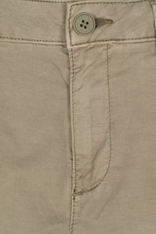 esprit-ciemnobezowe-spodnie-chinosy-zblizenie .webp