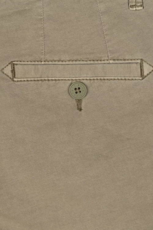 esprit-ciemnobezowe-spodnie-chinosy-zblizenie3.webp
