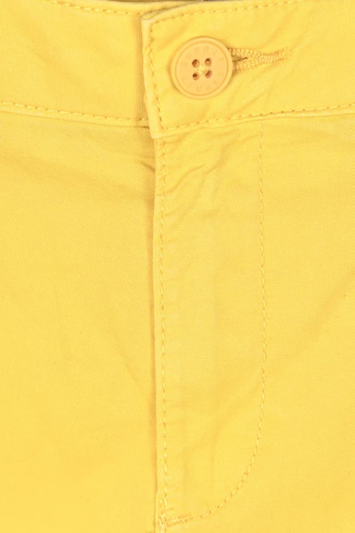 Esprit-cytrynowe-spodnie-chinosy-zblizenie.webp