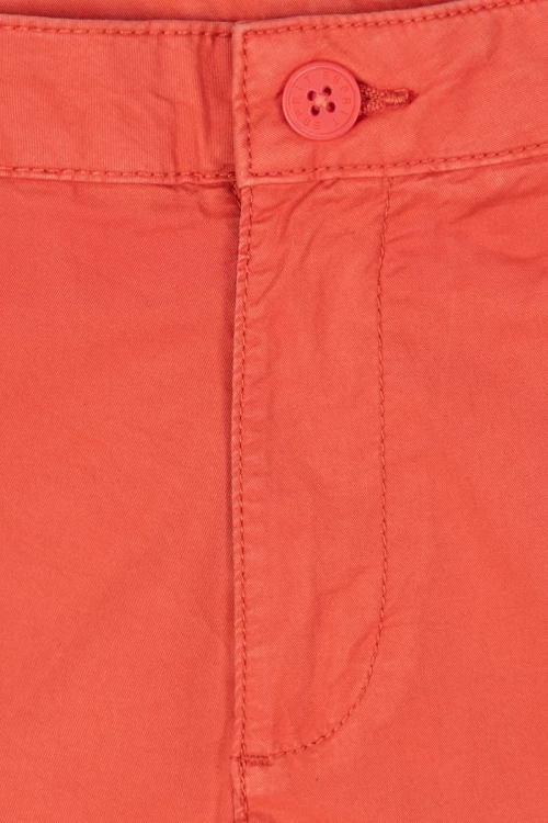 esprit-koralowe-spodnie-chinosy-zblizenie.webp