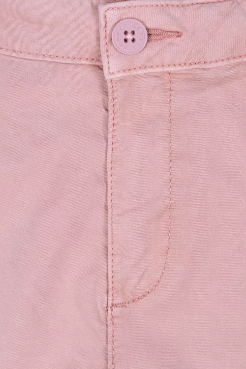Esprit-rozowe-spodnie-chinosy-zblizenie.webp