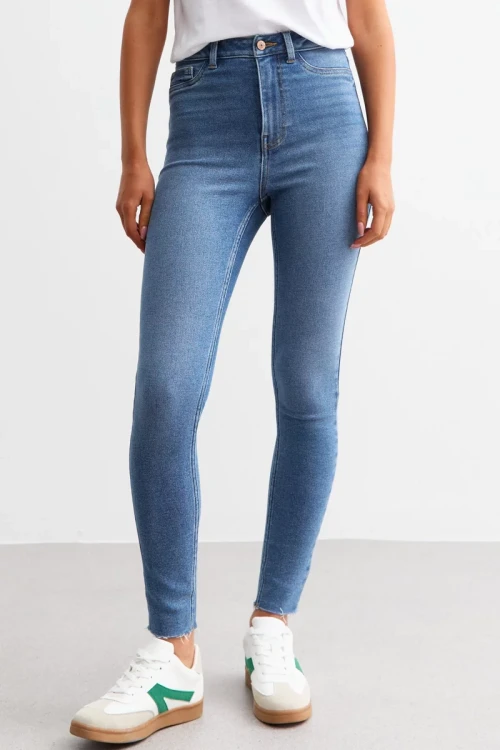 New-look-Hallie-super-skinny-wysoki stan-spodnie-jeansowe-jeansy-modelka-przod.webp