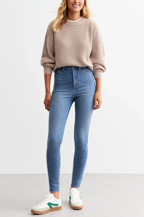 New-look-Hallie-super-skinny-wysoki stan-spodnie-jeansowe-jeansy-modelka-przod2.webp