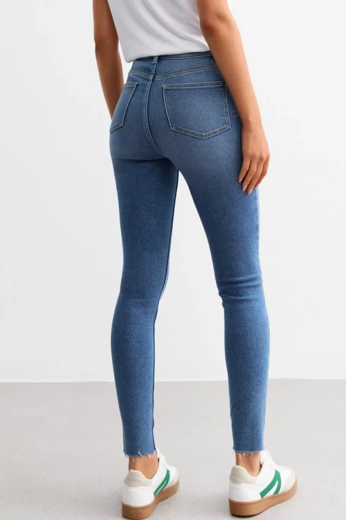 New-look-Hallie-super-skinny-wysoki stan-spodnie-jeansowe-jeansy-modelka-tyl.webp